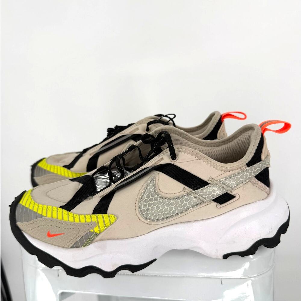 Nike Women's TC 7900 LX 3M in the Light Orewood Brown/Black-Hyper Crimson Sz 8